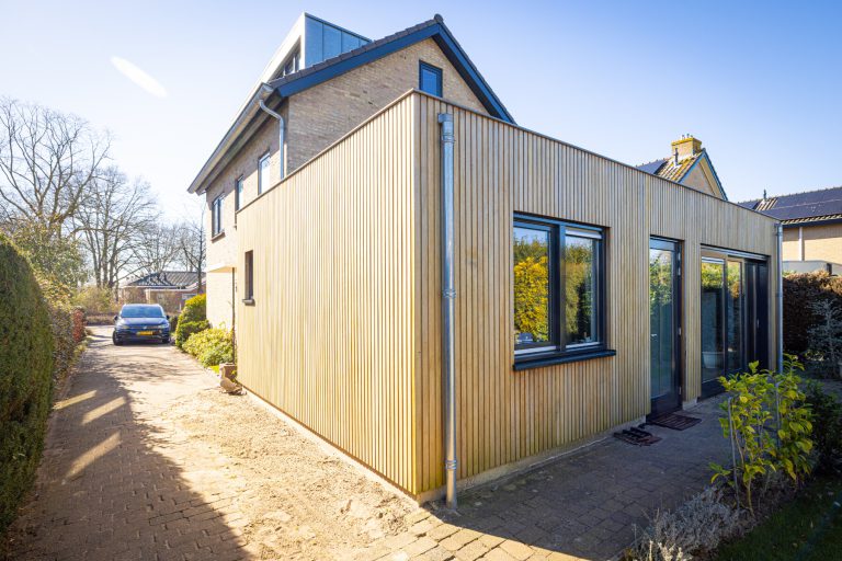 Foto van voorkant genomen van gerealiseerde uitbouw aan de achterkant van het huis.