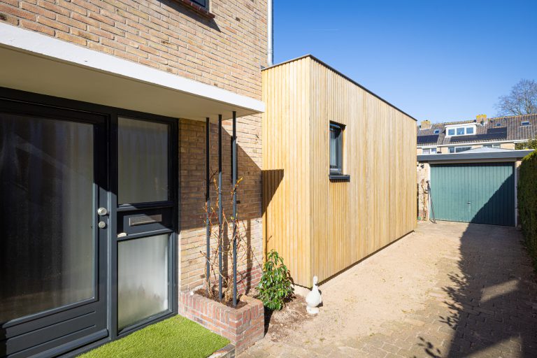 Foto van zijkant genomen van gerealiseerde uitbouw aan de achterkant van het huis.