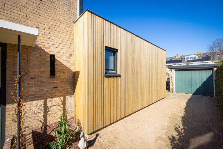 Foto van zijkant genomen van gerealiseerde uitbouw aan de achterkant van het huis.