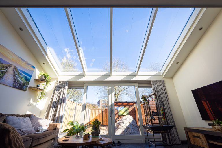 Foto van binnen genomen van een glazen plafond