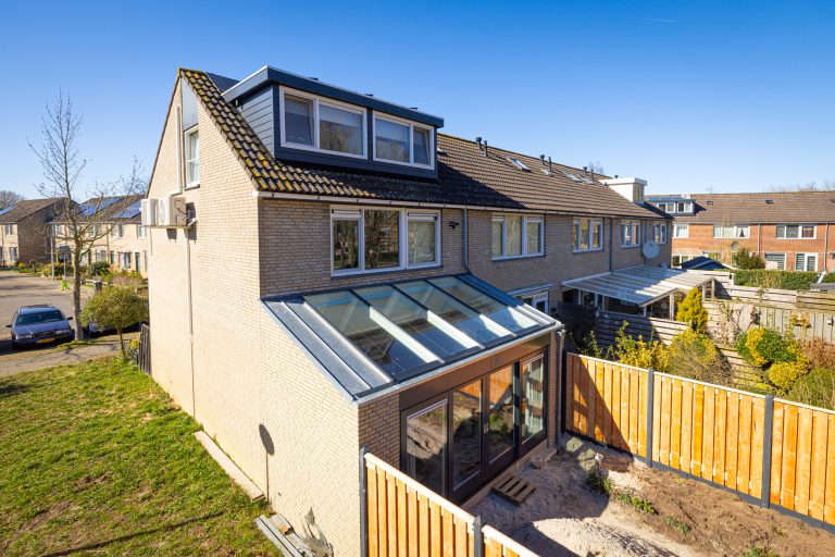 Foto van afstand genomen van de uitbouw in Zwolle met glazen dak.