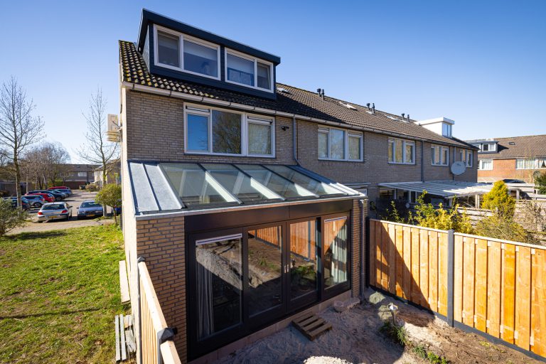 Gerealiseerde uitbouw Zwolle met glazen dak.