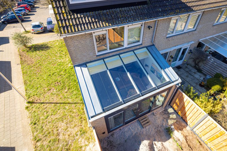 Gerealiseerd uitbouw in Zwolle met glazen dak, van boven gefotografeerd.