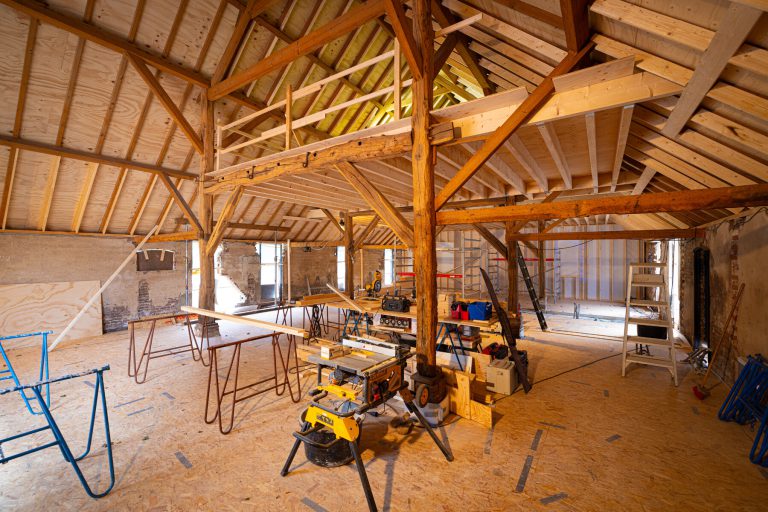 Foto van begane grond van de woonboerderij. Met daarin nieuwe wanden en plafonds te zien.