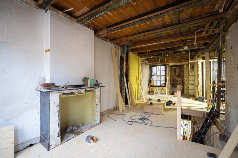 Foto van plafond voorafgaand aan renovatie