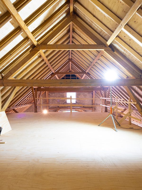 Foto van gerealiseerde bovenruimte in woonboerderij.